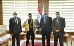 رئيس جامعة كفر الشيخ يكرم الطالب الفائز بفضية البطولة الدولية الثانية لكمال الأجسام