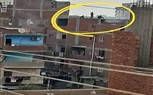 شاهد.. لحظة مداهمة الأمن لبؤرة إجرامية بالإسماعيلية