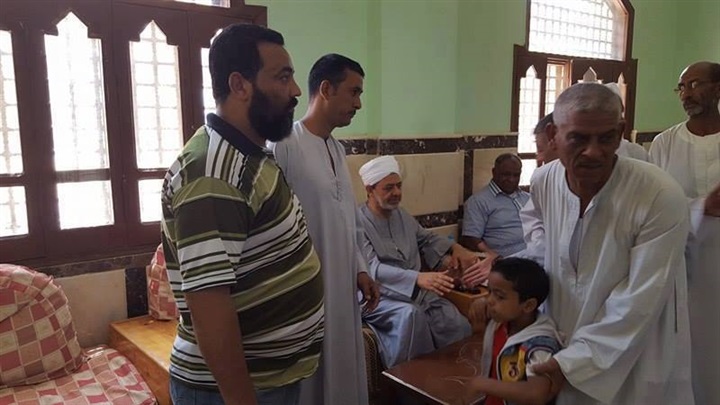 بالصور.. ازدحام كبير فى ساحة الطيب والمئات يصطفون لمصافحة شيخ الأزهر