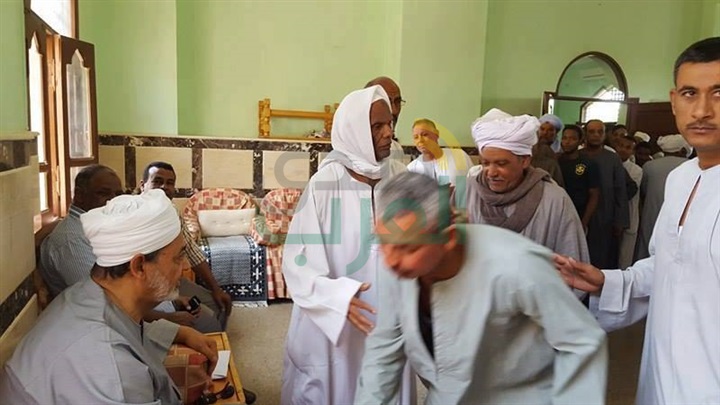 بالصور.. ازدحام كبير فى ساحة الطيب والمئات يصطفون لمصافحة شيخ الأزهر