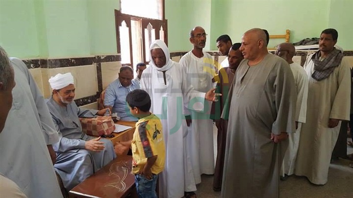 بالصور.. ازدحام كبير فى ساحة الطيب والمئات يصطفون لمصافحة شيخ الأزهر