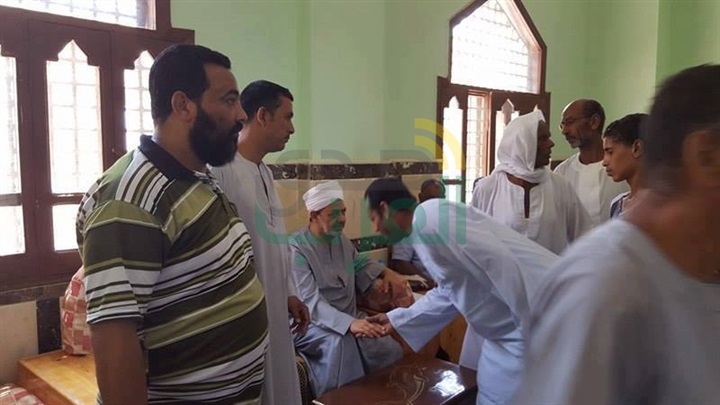 بالصور.. ازدحام كبير فى ساحة الطيب والمئات يصطفون لمصافحة شيخ الأزهر