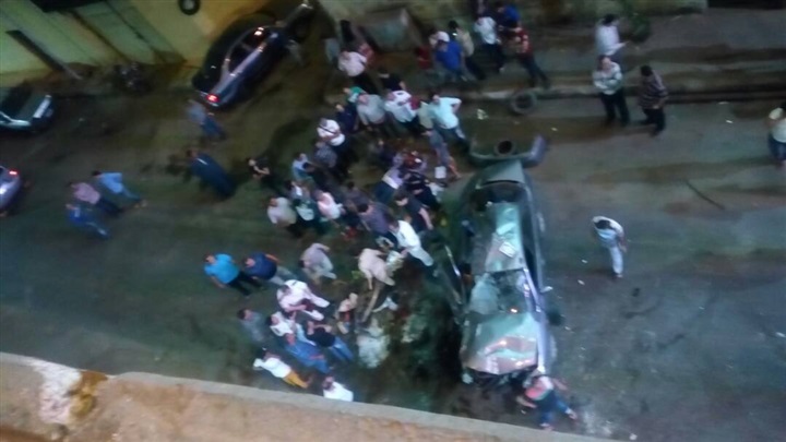 بالصور.. سقوط سياره من أعلى كوبري أكتوبر يسفر عن إصابة شخصين
