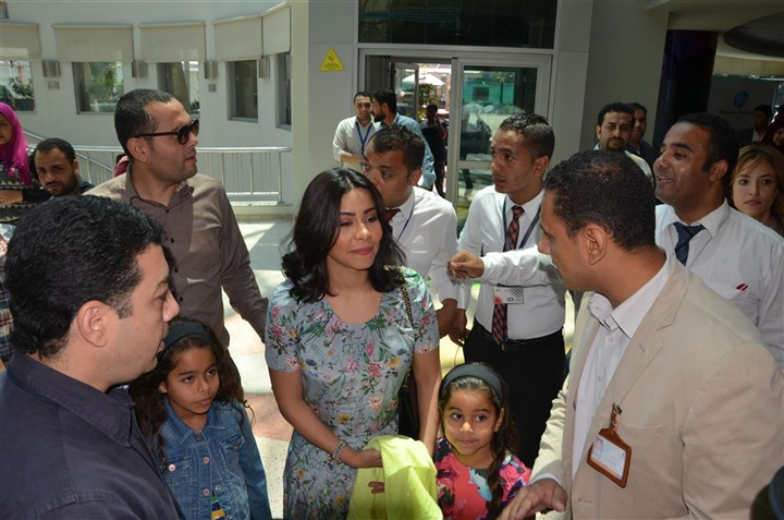 بالصور.. شيرين تزور مستشفى 57357 بصحبة ابنتيها بالصور.. شيرين تزور مستشفى 57357 بصحبة ابنتيها