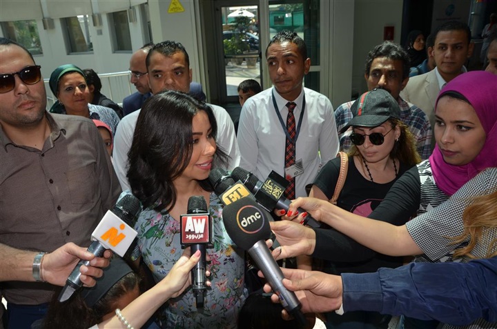 بالصور.. شيرين تزور مستشفى 57357 بصحبة ابنتيها بالصور.. شيرين تزور مستشفى 57357 بصحبة ابنتيها