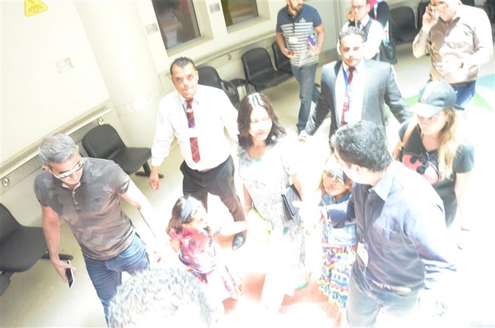 بالصور.. شيرين تزور مستشفى 57357 بصحبة ابنتيها بالصور.. شيرين تزور مستشفى 57357 بصحبة ابنتيها