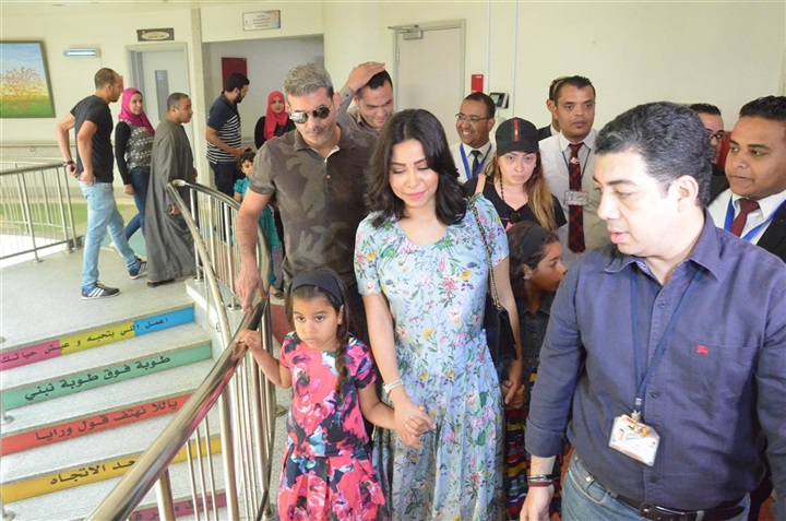 بالصور.. شيرين تزور مستشفى 57357 بصحبة ابنتيها بالصور.. شيرين تزور مستشفى 57357 بصحبة ابنتيها