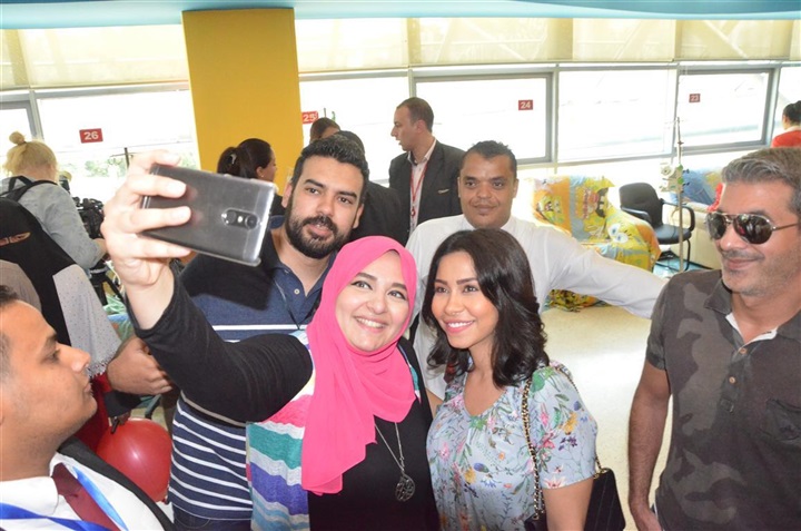 بالصور.. شيرين تزور مستشفى 57357 بصحبة ابنتيها بالصور.. شيرين تزور مستشفى 57357 بصحبة ابنتيها