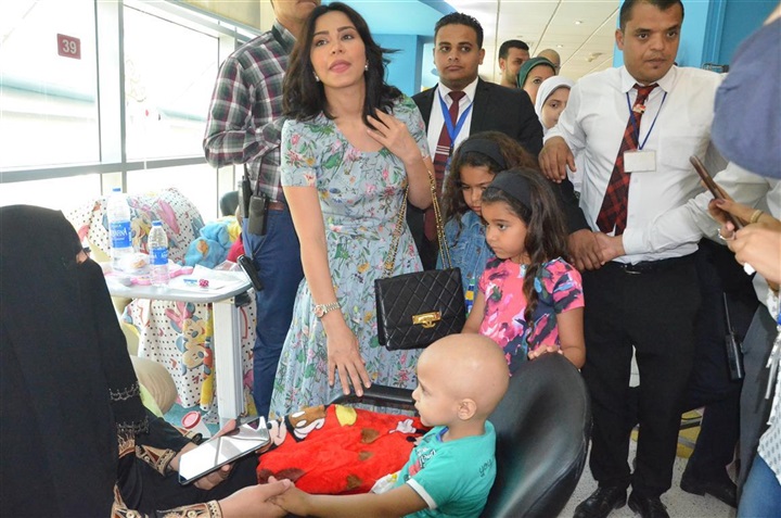 بالصور.. شيرين تزور مستشفى 57357 بصحبة ابنتيها بالصور.. شيرين تزور مستشفى 57357 بصحبة ابنتيها