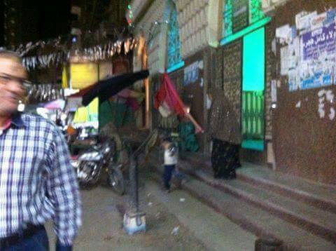 بالصور.. الباعة الجائلين يغلقون حرم مسجد العليمى بطوخ