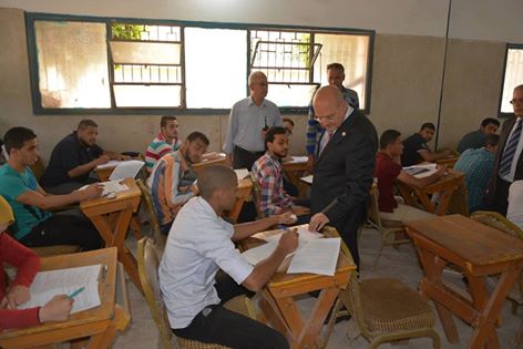 رئيس جامعة الزقازيق يتفقد لجان الامتحانات