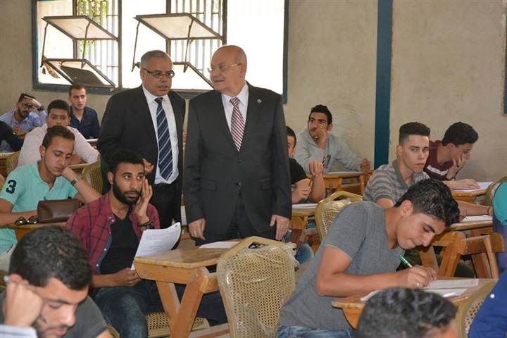 رئيس جامعة الزقازيق يتفقد لجان الامتحانات