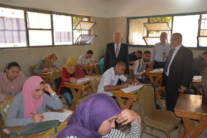 رئيس جامعة الزقازيق يتفقد لجان الامتحانات