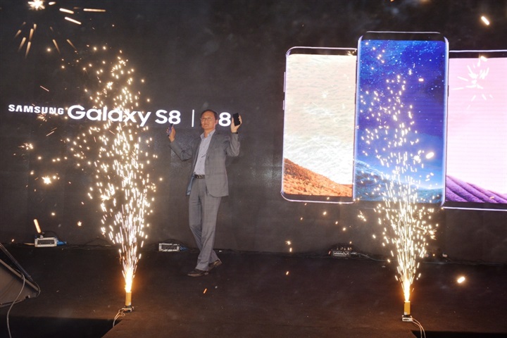 اكتشف إمكانيات جديدة مع سامسونج جالاكسي S8 و S8+ : هاتف ذكي بلا حدود اكتشف إمكانيات جديدة مع سامسونج جالاكسي S8 و S8+ : هاتف ذكي بلا حدود