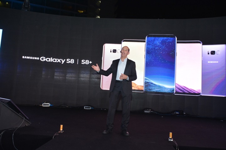 اكتشف إمكانيات جديدة مع سامسونج جالاكسي S8 و S8+ : هاتف ذكي بلا حدود اكتشف إمكانيات جديدة مع سامسونج جالاكسي S8 و S8+ : هاتف ذكي بلا حدود
