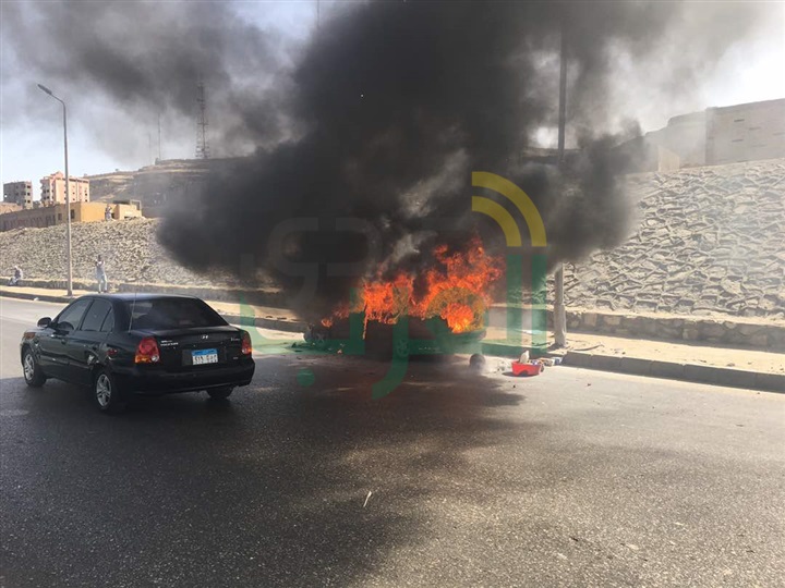 بالصور.. حريق سيارة يتسبب في تكدس المرور بكوبري التونسي