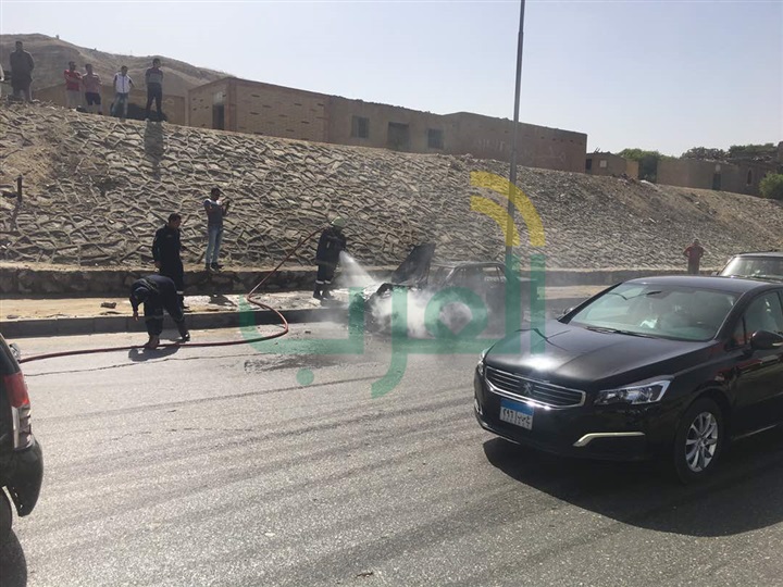 بالصور.. حريق سيارة يتسبب في تكدس المرور بكوبري التونسي