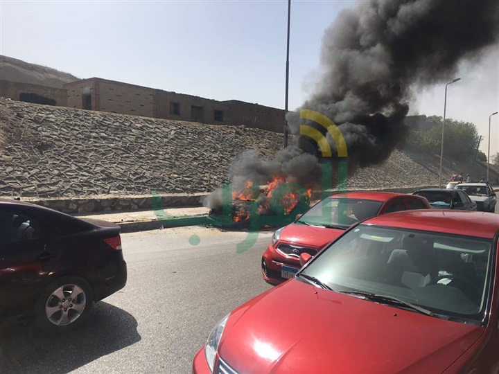 بالصور.. حريق سيارة يتسبب في تكدس المرور بكوبري التونسي