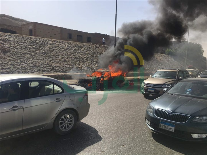 بالصور.. حريق سيارة يتسبب في تكدس المرور بكوبري التونسي