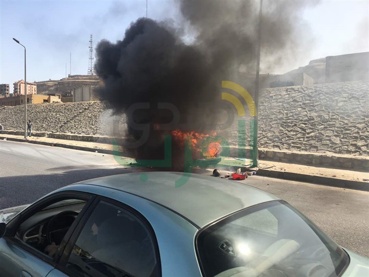 بالصور.. حريق سيارة يتسبب في تكدس المرور بكوبري التونسي