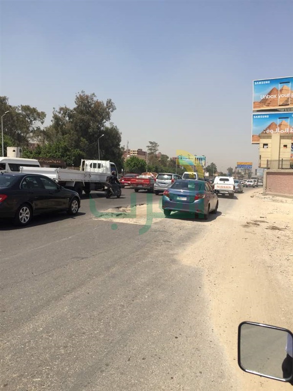 بالصور.. تكدس مروري بمحور الثورة لوجود أعمال تركيب كابلات كهربائية