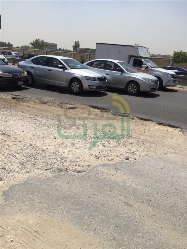 بالصور.. تكدس مروري بمحور الثورة لوجود أعمال تركيب كابلات كهربائية