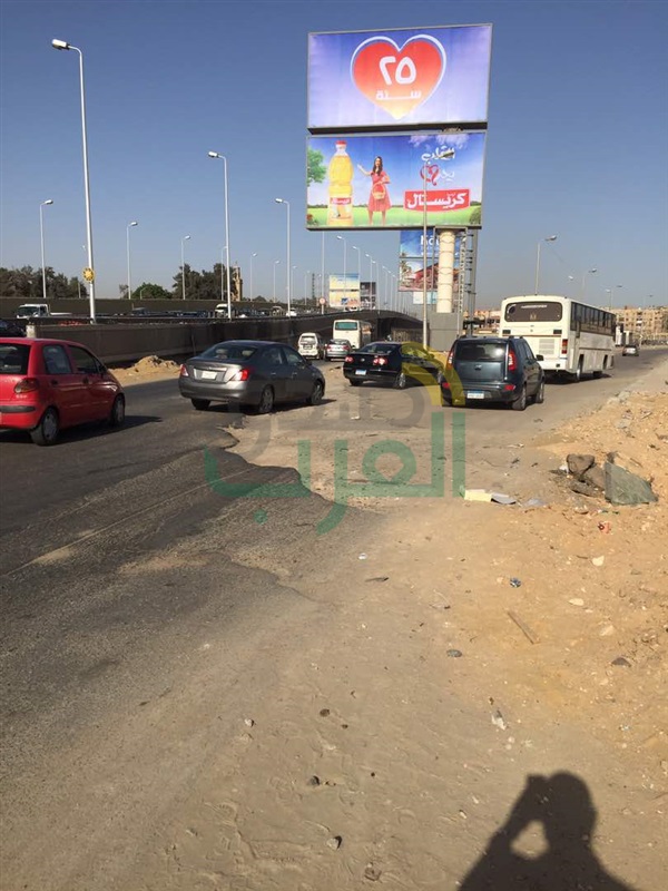 بالصور.. تكدس مروري بمحور الثورة لوجود أعمال تركيب كابلات كهربائية