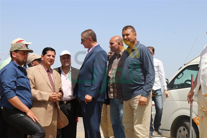 بالصور.. محافظ كفر الشيخ يزرع شجرة ضمن 4000 بطريق بركة غليون