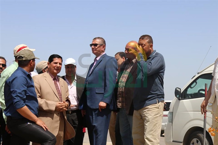 بالصور.. محافظ كفر الشيخ يزرع شجرة ضمن 4000 بطريق بركة غليون