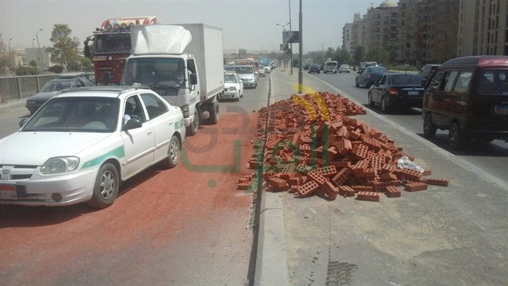 بالصور.. مرور القاهرة تدفع بونش لإزالة آثار انقلاب سيارة "طوب" بالأوتوستراد