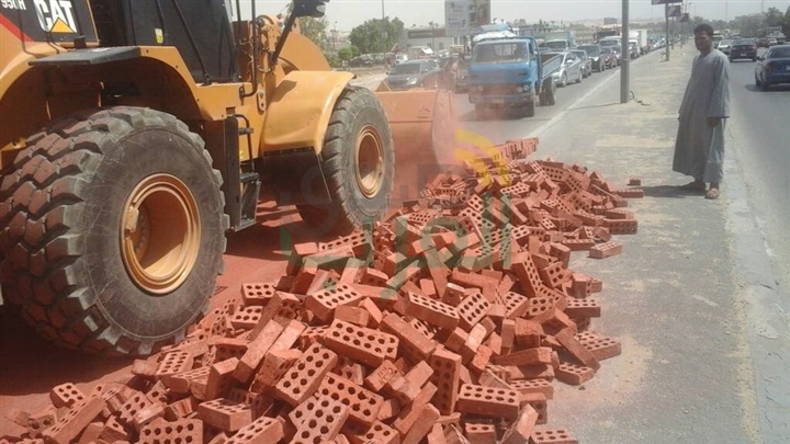 بالصور.. مرور القاهرة تدفع بونش لإزالة آثار انقلاب سيارة "طوب" بالأوتوستراد