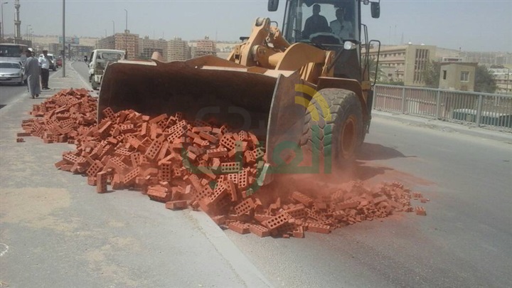 بالصور.. مرور القاهرة تدفع بونش لإزالة آثار انقلاب سيارة "طوب" بالأوتوستراد