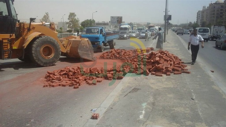 بالصور.. مرور القاهرة تدفع بونش لإزالة آثار انقلاب سيارة "طوب" بالأوتوستراد