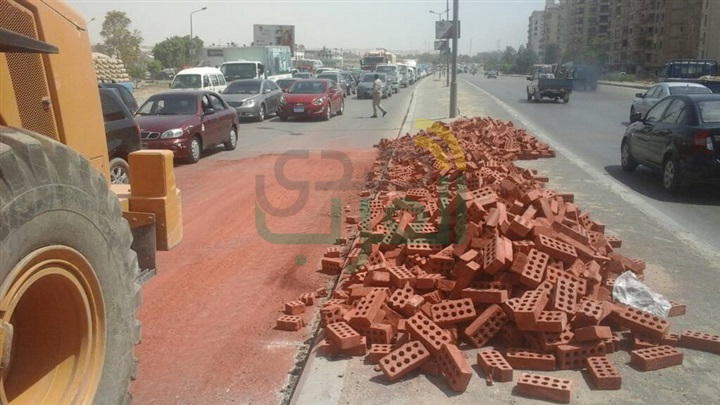 بالصور.. مرور القاهرة تدفع بونش لإزالة آثار انقلاب سيارة "طوب" بالأوتوستراد