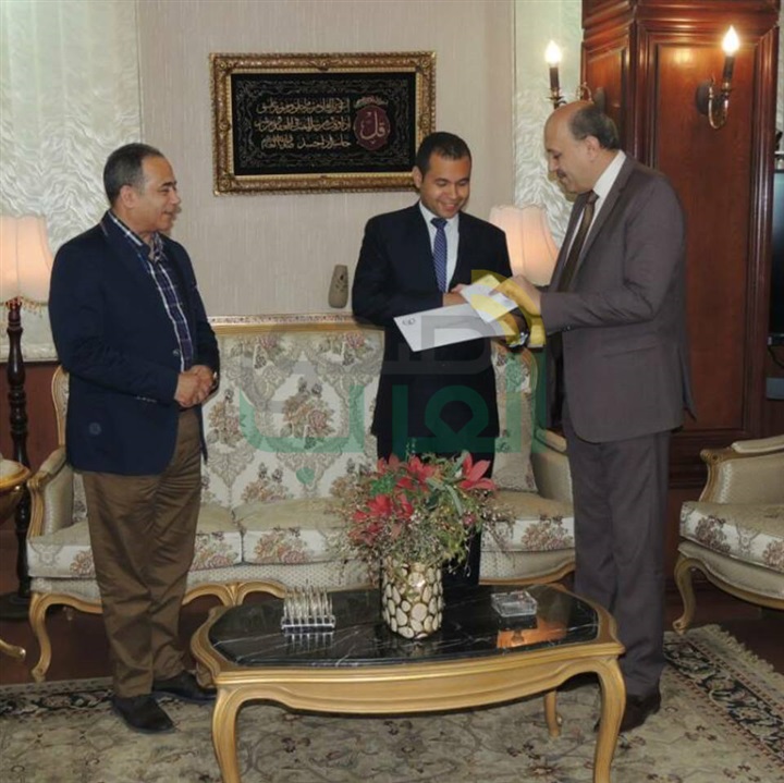 مدير أمن الشرقية يكرم ضابطًا أحبط محاولة تهريب 21 كيلو هيروين