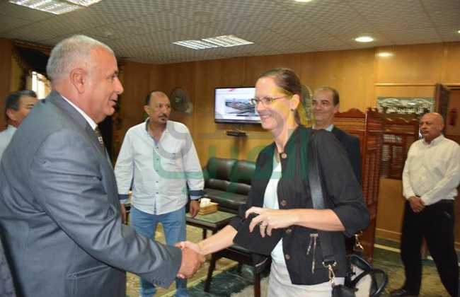 بالصور.. محافظ الوادى الجديد يستقبل سفيرة دولة التشيك ويهديها درع المحافظة