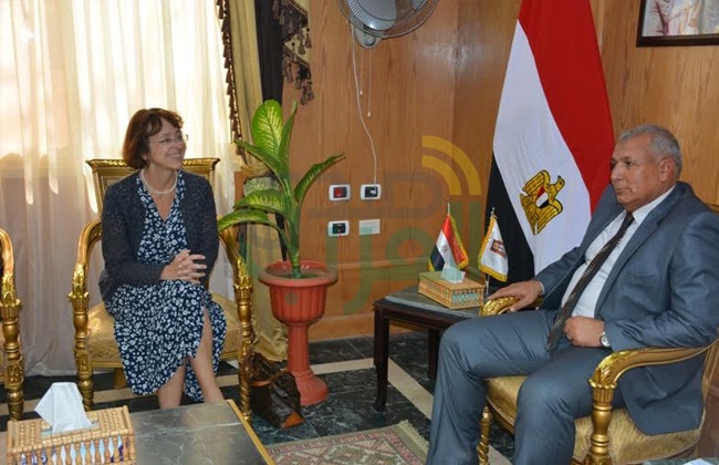 بالصور.. محافظ الوادى الجديد يستقبل سفيرة دولة التشيك ويهديها درع المحافظة