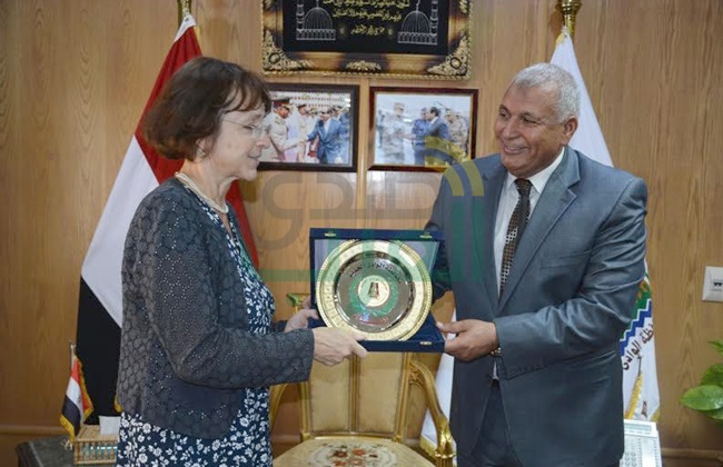 بالصور.. محافظ الوادى الجديد يستقبل سفيرة دولة التشيك ويهديها درع المحافظة