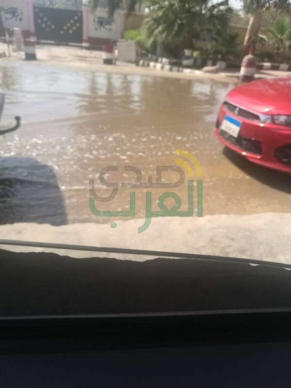  كسر ماسورة مياه يتسبب في كثافات مروريه بـ"حدائق القبه"