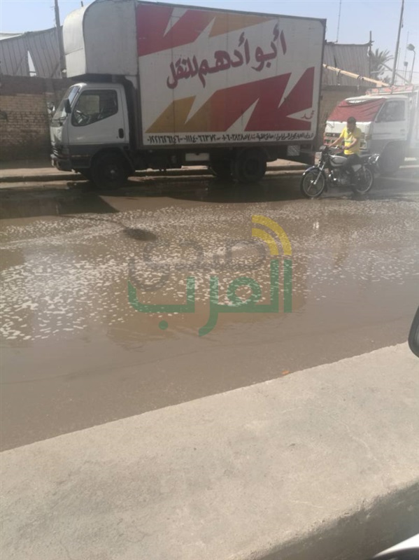  كسر ماسورة مياه يتسبب في كثافات مروريه بـ"حدائق القبه"