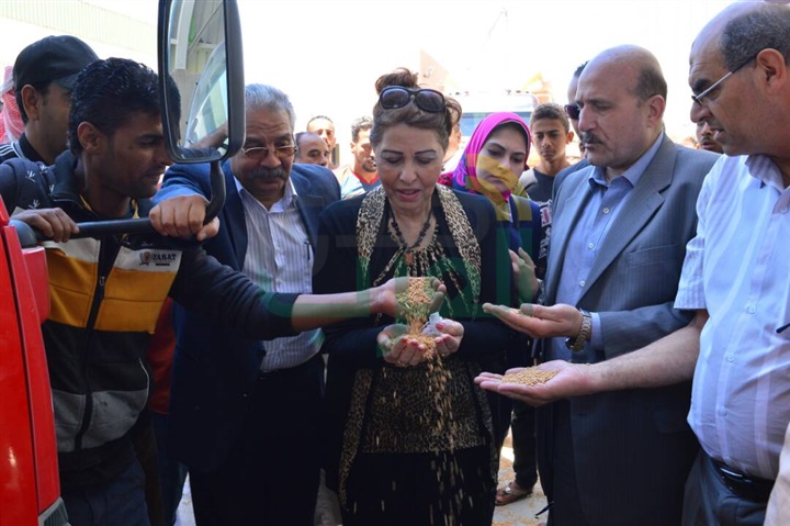 بالصور.. التفتيش علي الشون والصوامع للتأكد من تنظيم تسليم الأقماح بالإسكندرية
