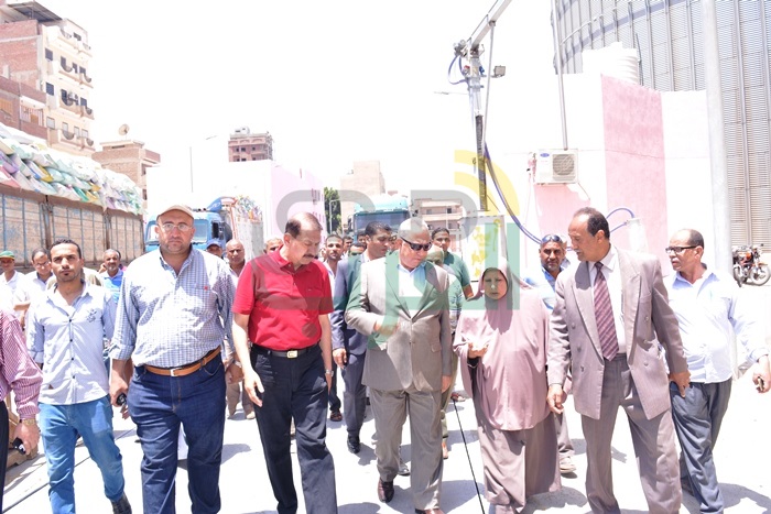 محافظ الشرقية يتفقد صوامع ههيا للاطمئنان على عملية توريد القمح