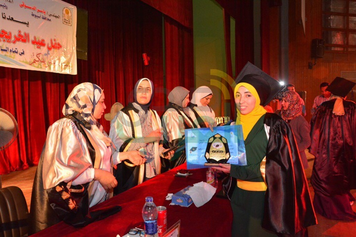 بالصور.. جامعة أسيوط تشهد حفل تخرج الدفعة الـ30 من طلاب "التمريض"