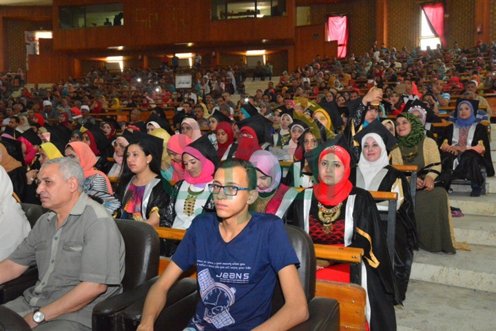 بالصور.. جامعة أسيوط تشهد حفل تخرج الدفعة الـ30 من طلاب "التمريض"