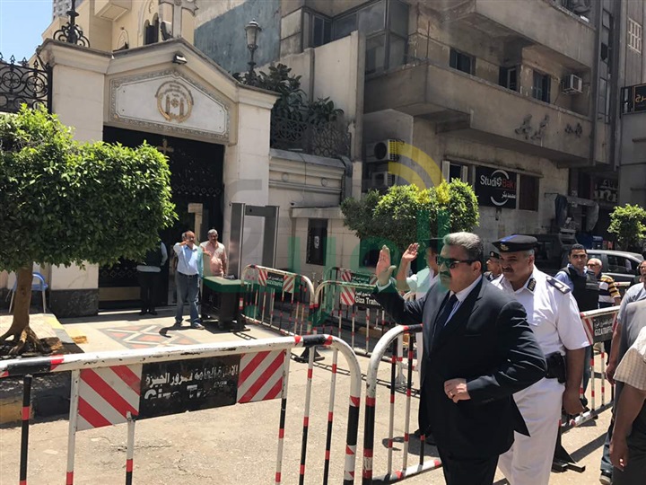بالصور.. مدير أمن الجيزة يتفقد تأمين الكنائس 