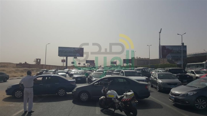 بالصور.. هبوط أرضي يتسبب في كثافات مرورية بـ"محور المشير"