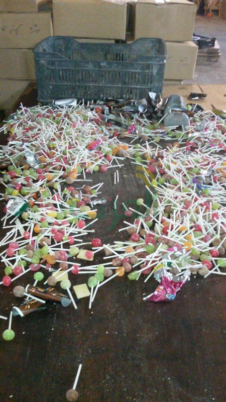 بالصور.. ضبط 6 أطنان "مصاصة" و"بسكويت" فاسدة بأبو النمرس