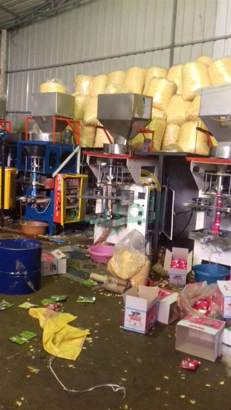 بالصور.. ضبط 6 أطنان "مصاصة" و"بسكويت" فاسدة بأبو النمرس