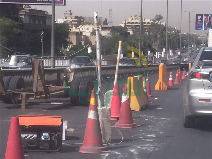 بالصور.. كثافات مرورية بكوبري الطيران بسبب كسر فاصل معدني