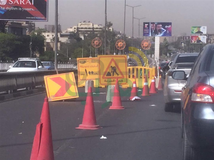 بالصور.. كثافات مرورية بكوبري الطيران بسبب كسر فاصل معدني